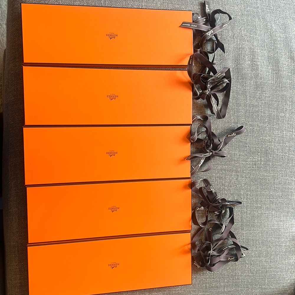 1 HERMES TIE BOX WITH RIBBON (NO TIE)
